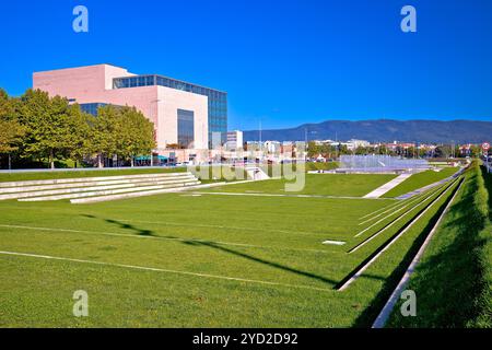 Zagabria. La Biblioteca Nazionale e Universitaria di Zagabria e la vista sul prato delle fontane Foto Stock