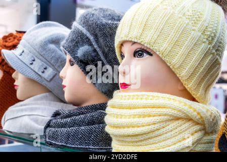 Mannequins teste femminili in cappelli e sciarpe close up Foto Stock