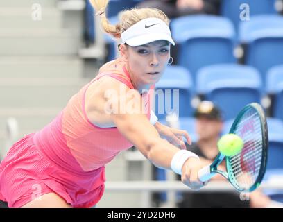 Tokyo, Giappone. 25 ottobre 2024. La britannica Katie Boulter torna la palla contro la canadese Bianca Andreescu ai quarti di finale del Toray Pan Pacific Tennis Tournament all'Ariake Colosseum di Tokyo venerdì 25 ottobre 2024. Boulter ha sconfitto Andreescu. (Foto di Yoshio Tsunoda/AFLO) Foto Stock