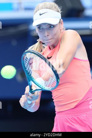 Tokyo, Giappone. 25 ottobre 2024. La britannica Katie Boulter torna la palla contro la canadese Bianca Andreescu ai quarti di finale del Toray Pan Pacific Tennis Tournament all'Ariake Colosseum di Tokyo venerdì 25 ottobre 2024. Boulter ha sconfitto Andreescu. (Foto di Yoshio Tsunoda/AFLO) Foto Stock