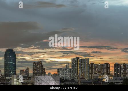 Bangkok, Tailandia - 15 agosto 2024 - Vista notturna della citta' del cielo spettacolare sulla grande metropolitana dopo il tramonto. Stupendo allo skyline al crepuscolo dell'autobus di bangkok Foto Stock