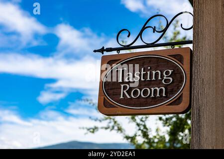 Sala di degustazione classico in legno segno di messa a fuoco selettiva vista ravvicinata, contro il cielo blu di sfondo, casa vigna, Okanagan Valley, Canada Foto Stock