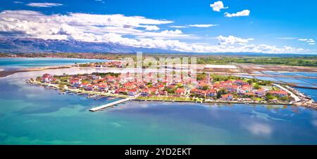 Nin. Vista panoramica aerea della città storica di Nin laguna sullo sfondo del monte Velebit Foto Stock