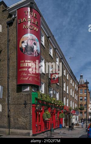 LONDRA, Regno Unito - 14 APRILE 2013: Vista esterna del Barley Mow Pub in Dorset Street nella zona di Marylebone Foto Stock