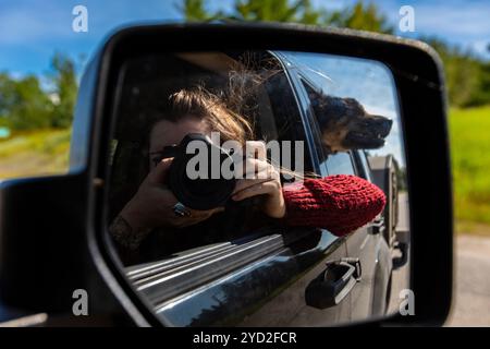 Autoritratti del fotografo in un'auto SUV Foto Stock