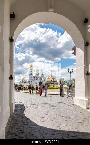 Vista delle cattedrali del Cremlino di Mosca attraverso l'arco della porta della torre Spasskaya Foto Stock