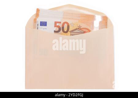 Busta di carta arancione con pila di banconote da 50 euro all'interno. Stipendio in contanti. Sistema esentasse. Valuta euro. Pagamenti senza tasse. Orange Paper Money. Un sacco di cinquanta euro Bills Foto Stock