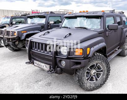 Parcheggio auto Hummer di lusso di colore nero sulla strada della città Foto Stock