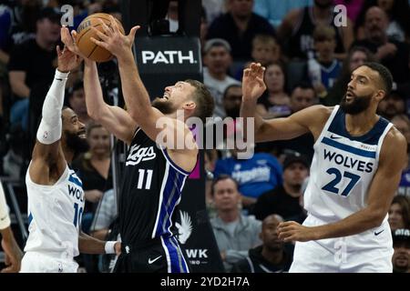 Sacramento, California, Stati Uniti. 24 ottobre 2024. La guardia dei Minnesota Timberwolves Mike Conley (10) falla con l'attaccante dei Sacramento Kings Domantas Sabonis (11) durante la gara di apertura al Golden 1 Center giovedì 24 ottobre 2024 a Sacramento. (Credit Image: © Paul Kitagaki Jr./ZUMA Press Wire) SOLO PER USO EDITORIALE! Non per USO commerciale! Foto Stock
