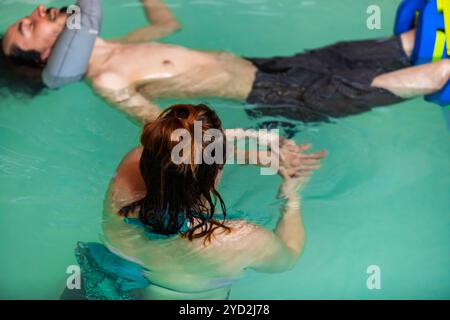 Terapista che dà il punto di acupressione all'uomo Foto Stock