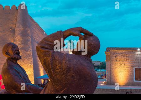 Questa vista notturna mozzafiato di Khiva, Uzbekistan, cattura la magia dell'antica città lungo la storica via della Seta. L'architettura della città, bellezza Foto Stock