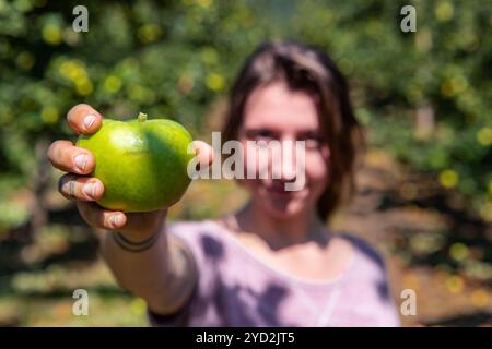 La donna felice in te sceglie il meleto Foto Stock