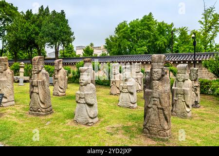 Statue tradizionali di pietra Muninseok al Museo Nazionale Folcloristico di Seoul, Corea del Sud Foto Stock