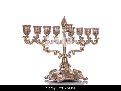 Menorah, lampada a sette canne dorate in metallo, o sette candelabri, macro, isolata su sfondo bianco. Foto Stock