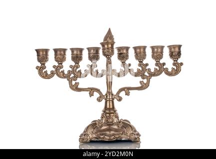 Menorah, lampada a sette canne dorate in metallo, o sette candelabri, macro, isolata su sfondo bianco. Foto Stock