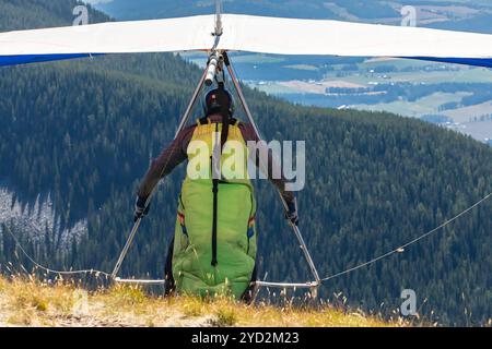 Deltaplano in cima alla collina che sta per lanciarsi. Pilota di parapendio decollare dalla collina a Kootenay Valley, Creston, British Columbia, Canada Foto Stock