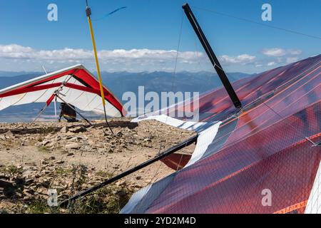 Appendi Gliders sulla cima della montagna Foto Stock