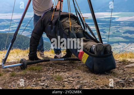 Parapendio in cima alla collina. Attrezzatura pilota per il controllo da parte dell'istruttore. Sport di avventura sportivo e competitivo di parapendio volanti Foto Stock