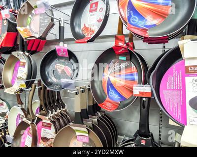 Samara, Russia - 26 settembre 2019: Varie padelle, pentole da cucina, utensili in vendita sullo scaffale del negozio Foto Stock