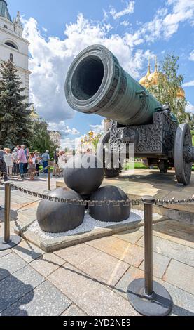 Mosca, Russia - 9 luglio 2019: Tzar Cannon (Tsar-pushka) nel Cremlino di Mosca nella giornata estiva di sole. Cast in bronzo nel 1586 Foto Stock