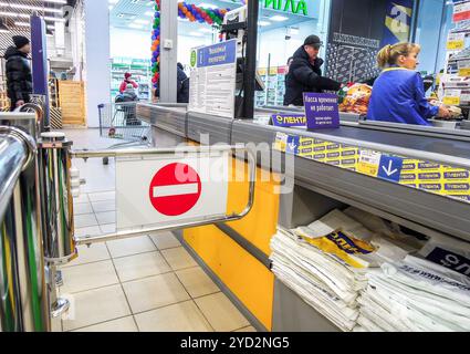 Passaggio chiuso vicino al registratore di cassa in una catena di ipermercati lenta Foto Stock