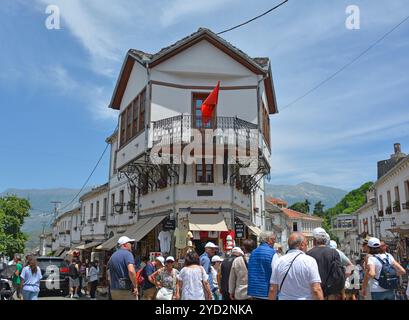 Gjirokaster; Albania - 4 giugno 2024. Il Bazaar Gjirokaster; un mercato storico conosciuto per la sua architettura ottomana ben conservata. Foto Stock