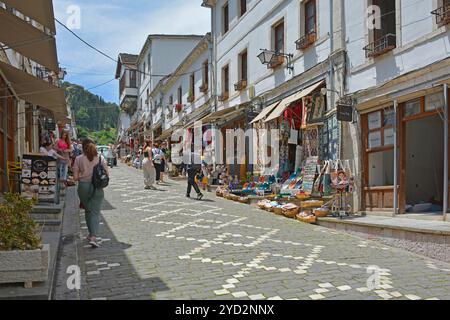 Gjirokaster, Albania - 4 giugno 2024. Il Bazaar Gjirokaster, un mercato storico conosciuto per la sua architettura ottomana ben conservata. Foto Stock