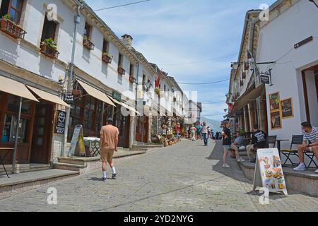 Gjirokaster, Albania - 4 giugno 2024. Il Bazaar Gjirokaster, un mercato storico conosciuto per la sua architettura ottomana ben conservata. Foto Stock