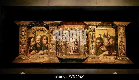 Segovia, Spagna, 7 aprile 2024: Vista ravvicinata di un dipinto di trittico religioso nel museo del Palazzo Episcopale di Segovia, Europa Foto Stock