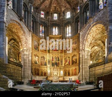 Avila, Spagna, 8 aprile 2024: Veduta della navata centrale e dell'altare nella Cattedrale di Avila, Europa Foto Stock