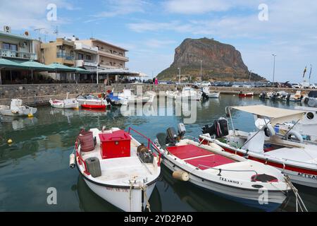 Porto con barche da pesca e vista sulle rocce di Monemvasia, Gefira, Monemvasia, Monemvassia, Monemwassia, Monembasia, Laconia, Peloponneso, Grecia, Europ Foto Stock