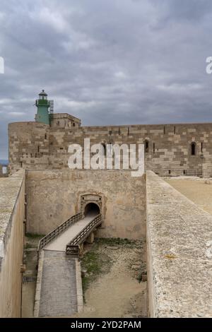 Siracusa, Italia, 28 dicembre 2023: Veduta del Castello di Maniace e del faro di Isola di Ortigia a Siracusa, Europa Foto Stock