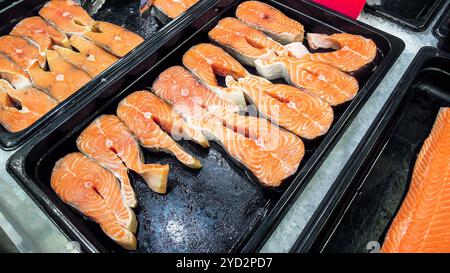 Bistecche di pesce salmone fresco sul bancone Foto Stock