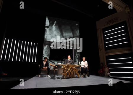 Carlo Krammling als Michel Lohmann, Kellner, Jens Koch als Kellner und Andri Schenardi als Kellner, v.l., während der Fotoprobe für das Stück Das Dinner im Deutschen Theater di Berlino, 24. Ottobre 2024. // Nach dem Roman Angerichtet von Herman Koch. Regie Andras Dömötör. Bühne Ann-Christine Müller. Kostüme Almut Eppinger. Premiere AM 26. Ottobre 2024. Deutsches Theater Berlin Das Dinner *** Carlo Krammling nel ruolo di Michel Lohmann, cameriere, Jens Koch nel ruolo di cameriere e Andri Schenardi nel ruolo di cameriere, f l, durante le prove fotografiche per lo spettacolo Das Dinner al Deutsches Theater di Berlino, 24 ottobre 2 Foto Stock