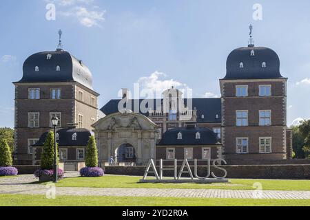 Castello barocco e fossato di Ahaus, oggi sede dell'Accademia tecnica di Ahaus, Ahaus, Muensterland, Renania settentrionale-Vestfalia, Germania, Europa Foto Stock