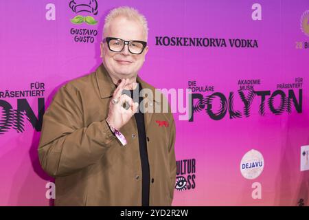 Herbert Groenemeyer sul tappeto rosso di fronte alla cerimonia di premiazione del Polyton 2024 nei giardini Atelier di Berlino il 23 ottobre 2024. Il premio è stato h Foto Stock