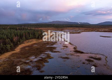 Tramonto, scatto con droni, vista aerea, laghi, brughiere, Lapponia, Finlandia, Europa Foto Stock