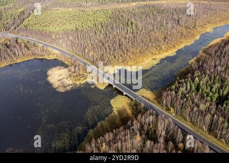 Immagine di un drone, vista aerea, laghi, brughiera, ponte sul fiume Vuostimonjoki, Lapponia, Finlandia, Europa Foto Stock