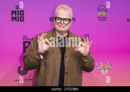 Herbert Groenemeyer sul tappeto rosso di fronte alla cerimonia di premiazione del Polyton 2024 nei giardini Atelier di Berlino il 23 ottobre 2024. Il premio è stato h Foto Stock