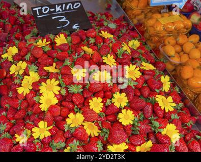 Bancarello con fragole fresche e fiori gialli, prezzo disponibile, Market, Nafplio, Nauplia, Nauplia, Nauplia, Argolis, Peloponneso, Gree Foto Stock