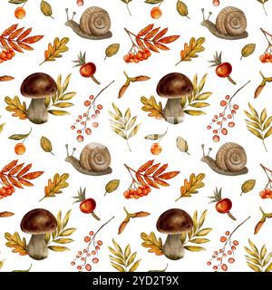 Motivo acquerello autunnale senza cuciture con lumache, funghi, foglie, bacche e ghiande disegnate a mano. Perfetto per creare capi e tessuti di stagione Foto Stock