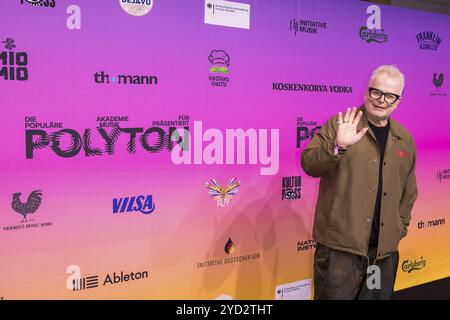 Herbert Groenemeyer sul tappeto rosso di fronte alla cerimonia di premiazione del Polyton 2024 nei giardini Atelier di Berlino il 23 ottobre 2024. Il premio è stato h Foto Stock