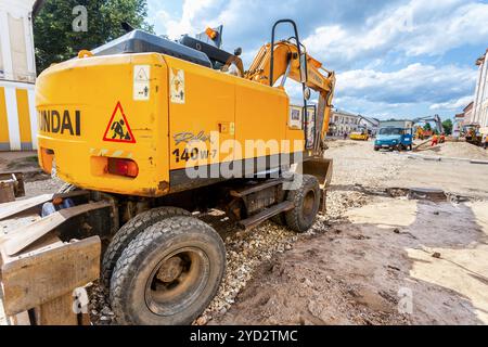 Retroescavatore che lavora alla costruzione di una nuova strada Foto Stock