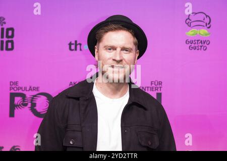 Johannes Oerding sul tappeto rosso di fronte alla cerimonia di premiazione Polyton 2024 presso gli Atelier Gardens di Berlino il 23 ottobre 2024. Il premio è stato taki Foto Stock