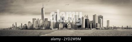 Seppia Toned Panorama of the Manhattan, New York Skyline come preso da Staten Island Foto Stock