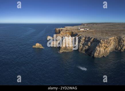 Vista dal drone del faro di Punta nati e delle scogliere costiere nel nord-ovest di Minorca Foto Stock