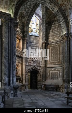 Avila, Spagna, 8 aprile 2024: Vista interna della cattedrale di Avila con le sue mura in pietra di sangue, Europa Foto Stock