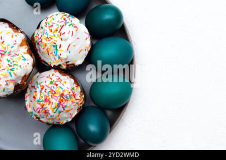 Torte di Pasqua su un piatto grigio. Festa religiosa. Posizionare sotto il testo. Banner pasquale. Glassa sul panino. Foto Stock