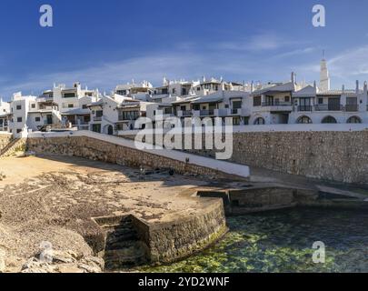 Binibeca Vell, Spagna, 24 gennaio 2024: Veduta dell'idilliaco villaggio di Binibeca Vell a Minorca, Europa Foto Stock