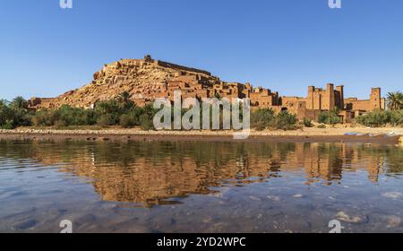 Ait Benhaddou, Marocco, 14 marzo 2024: panorama paesaggistico del villaggio di Ait Benhaddou con riflessioni sul fiume Asif Ounila, Africa Foto Stock